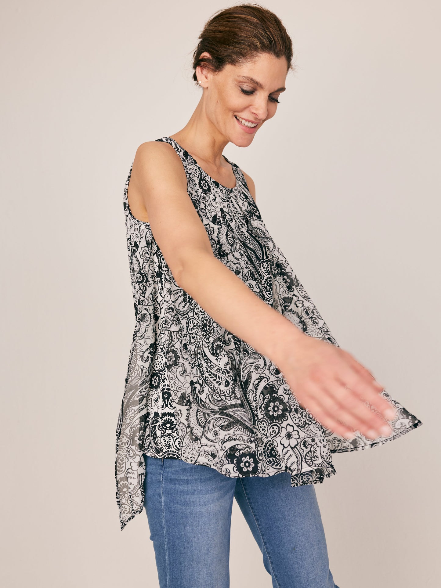 Roz & Ali Sleeveless Paisley Layered Popover